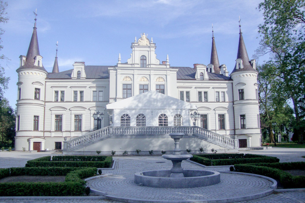 Pałac z namiotem weselnym