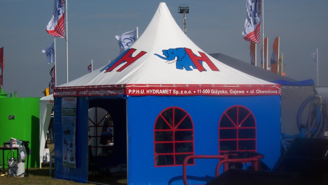 Halowy namiot z oknami witrażowymi